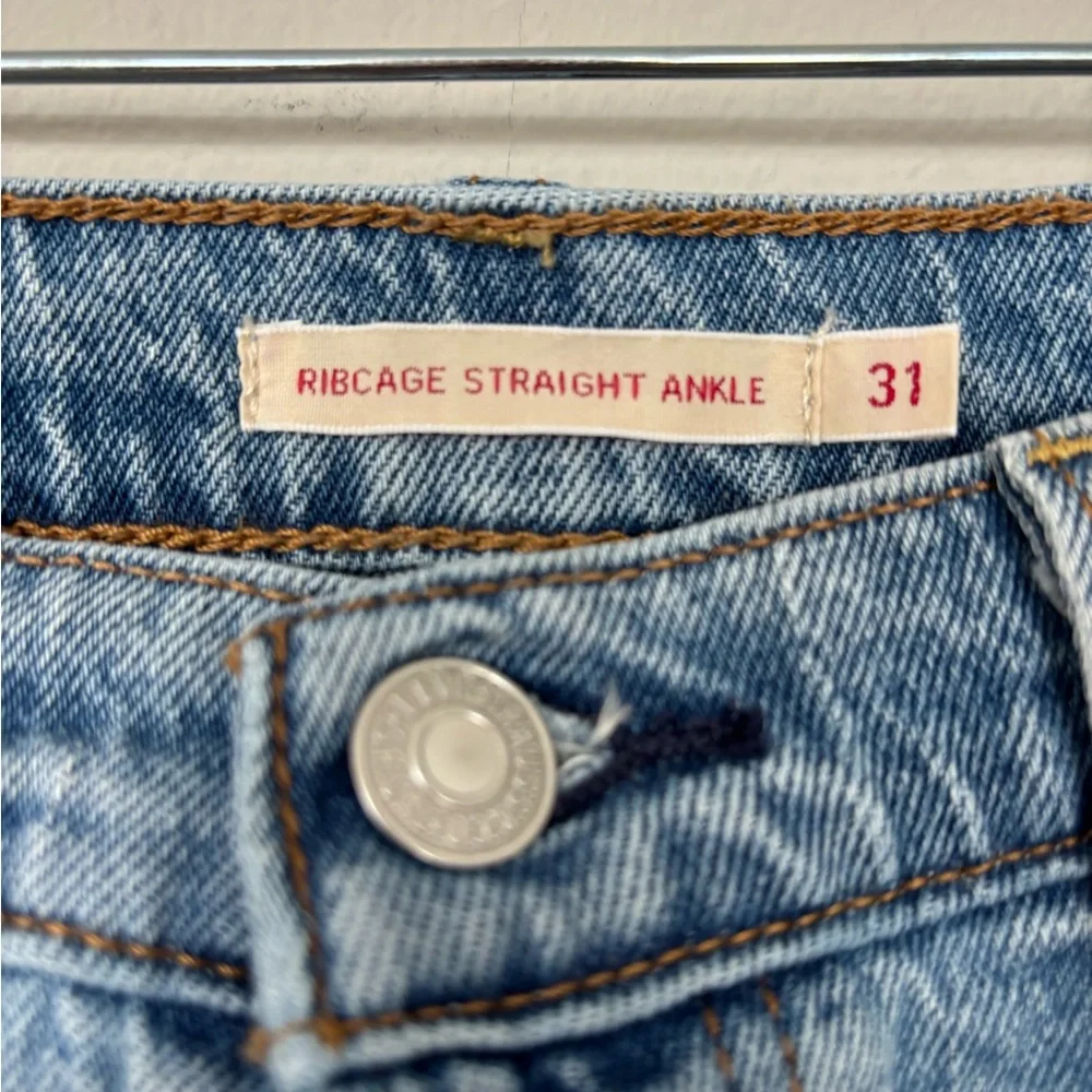 Levi's Classic Ribcage Straight Ankle Jeans in Light Blue Denim 161 - Picture 4 of 8